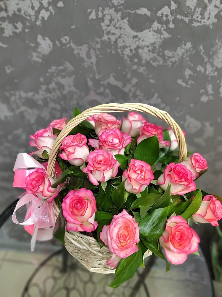 Цветочная композиция из Розы в корзине в Нефтекамске