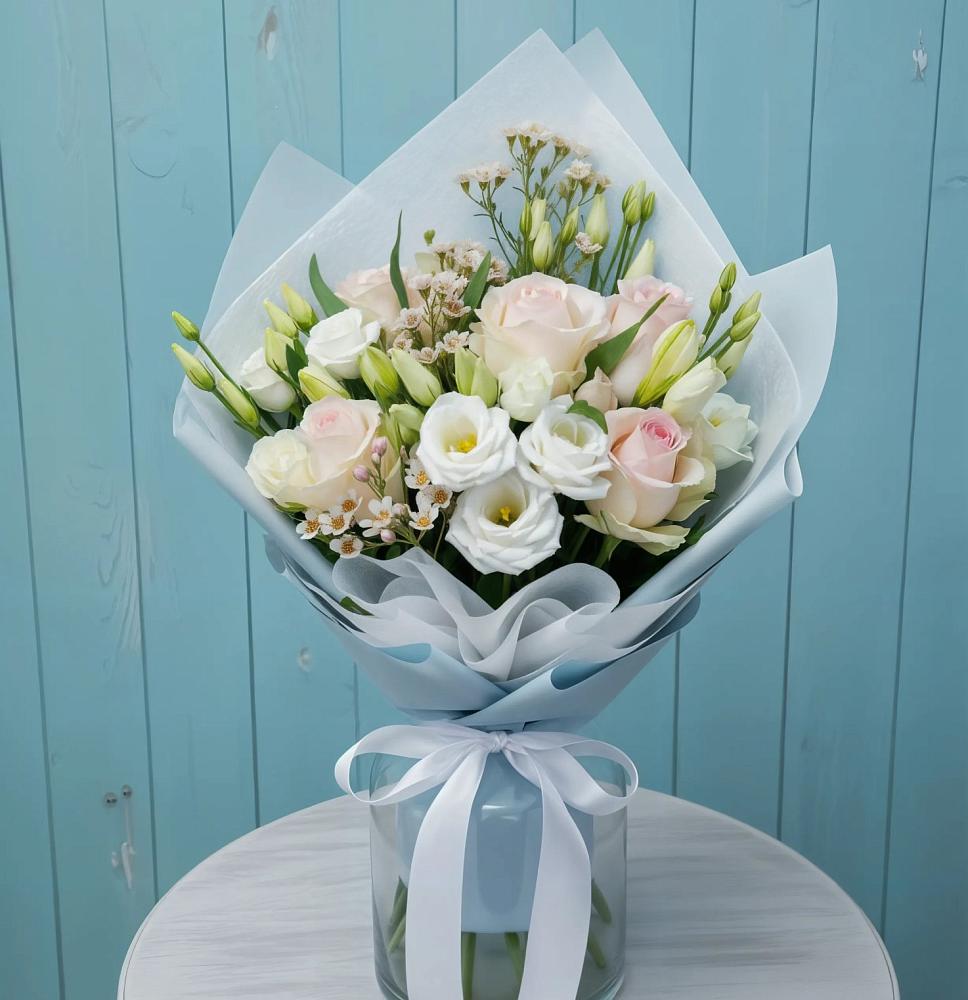 Букет цветов из: Розы и Лизиантусы в Нефтекамске