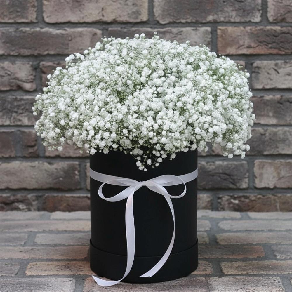 Цветочная композиция из Гипсофила в шляпной коробке в Нефтекамске