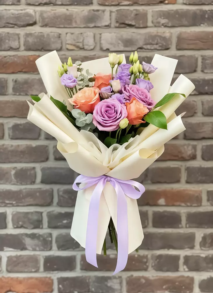 Букет цветов из: Лизиантусы и Розы в Нефтекамске