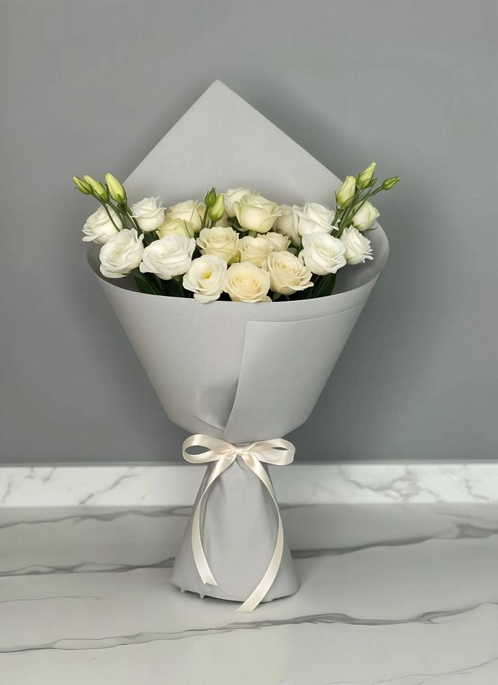 Букет цветов из: Розы и Лизиантусы в Нефтекамске