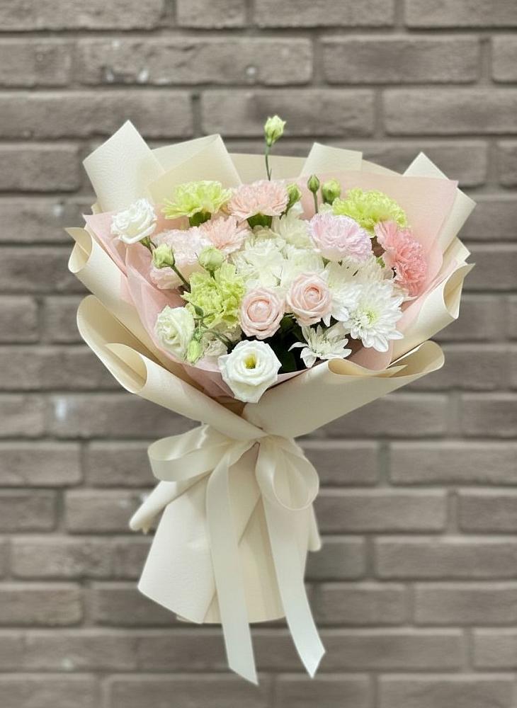 Букет цветов из: Гвоздики, Розы, Лизиантусы и Хризантемы в Нефтекамске