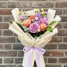 Букет цветов из:  Лизиантусы и Розы в Нефтекамске