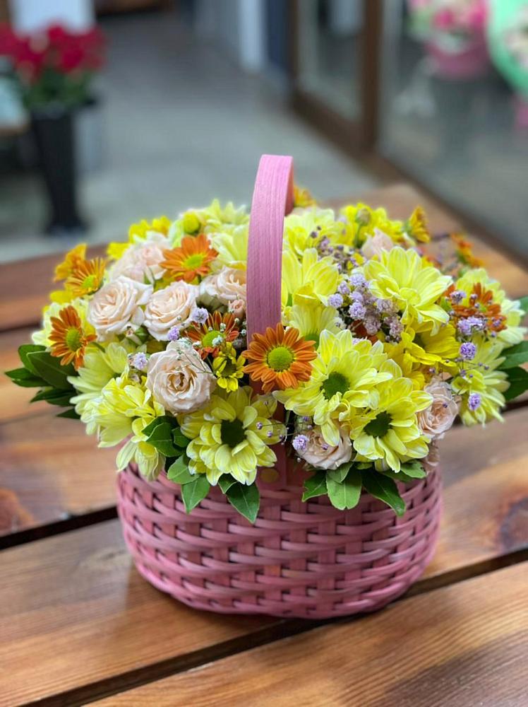 Цветочная композиция из Хризантемы и Розы в корзине в Нефтекамске