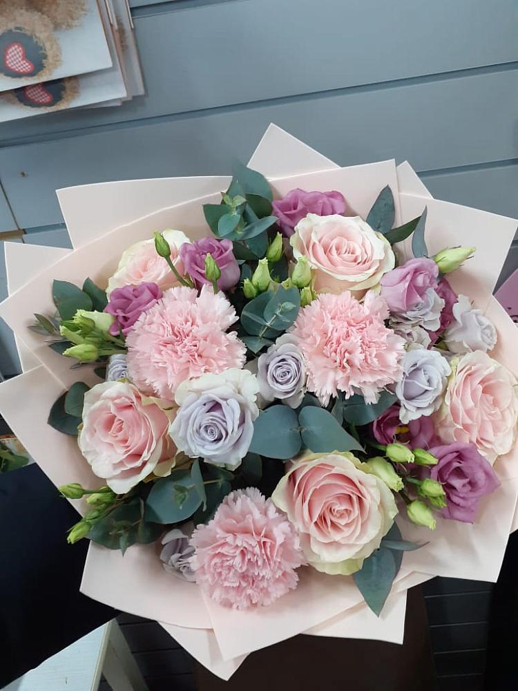 Букет цветов из: Розы, Гвоздики и Лизиантусы в Нефтекамске